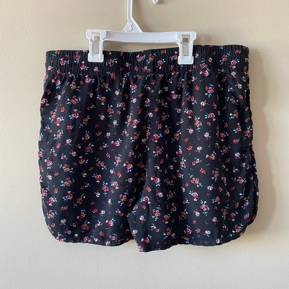 ⭐️2 FOR $20⭐️ Studio Floral Detail Shorts Size Small. EUC - Picture 7 of 9